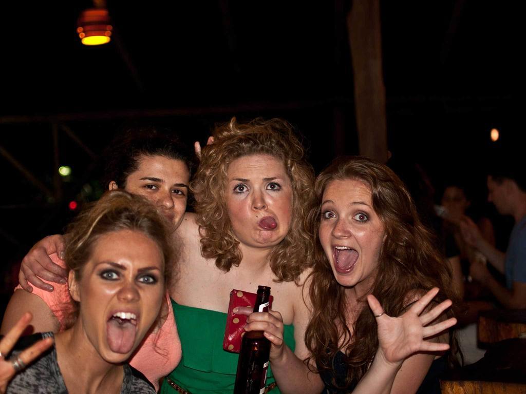 Arenal Backpackers Resort La Fortuna Esterno foto A group of women making faces