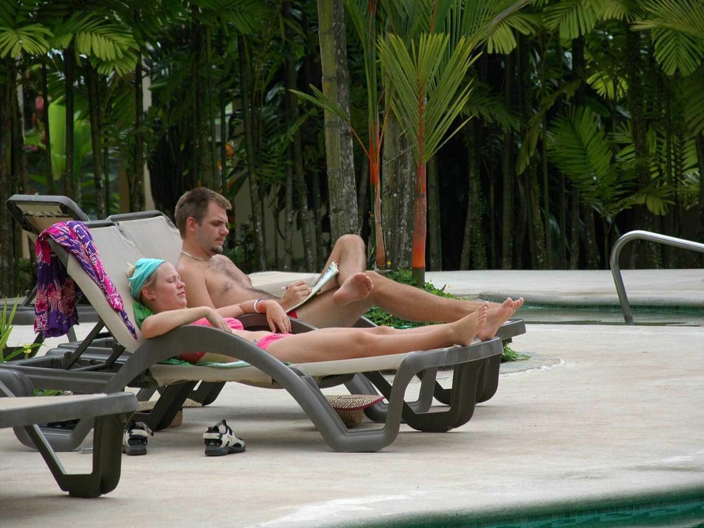 Arenal Backpackers Resort La Fortuna Esterno foto A couple sunbathing
