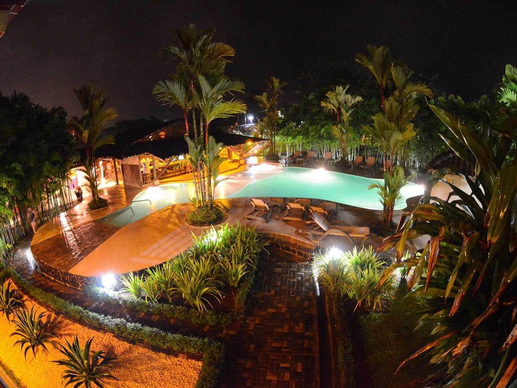 Arenal Backpackers Resort La Fortuna Esterno foto The pool at night