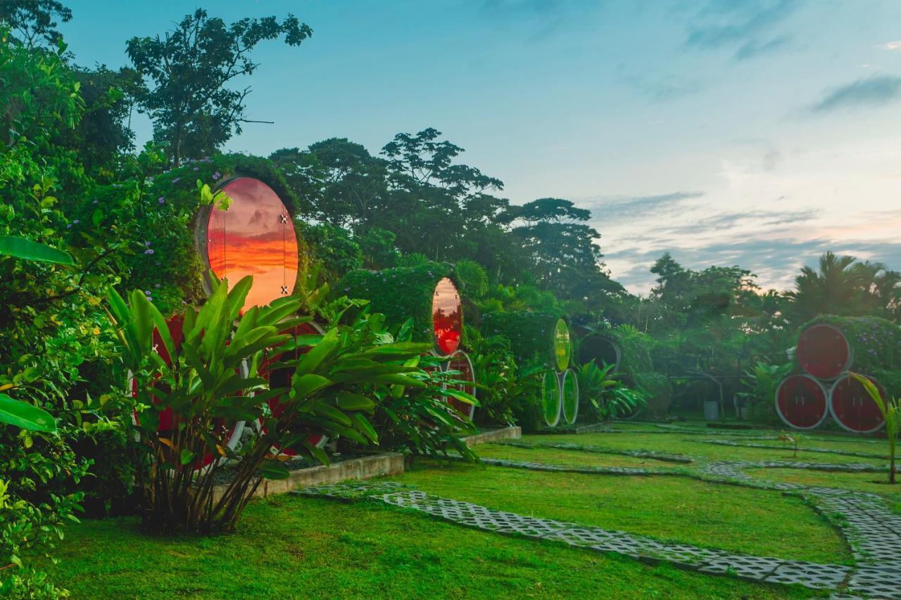 Arenal Backpackers Resort La Fortuna Esterno foto The "Garden of the Sun" at the resort