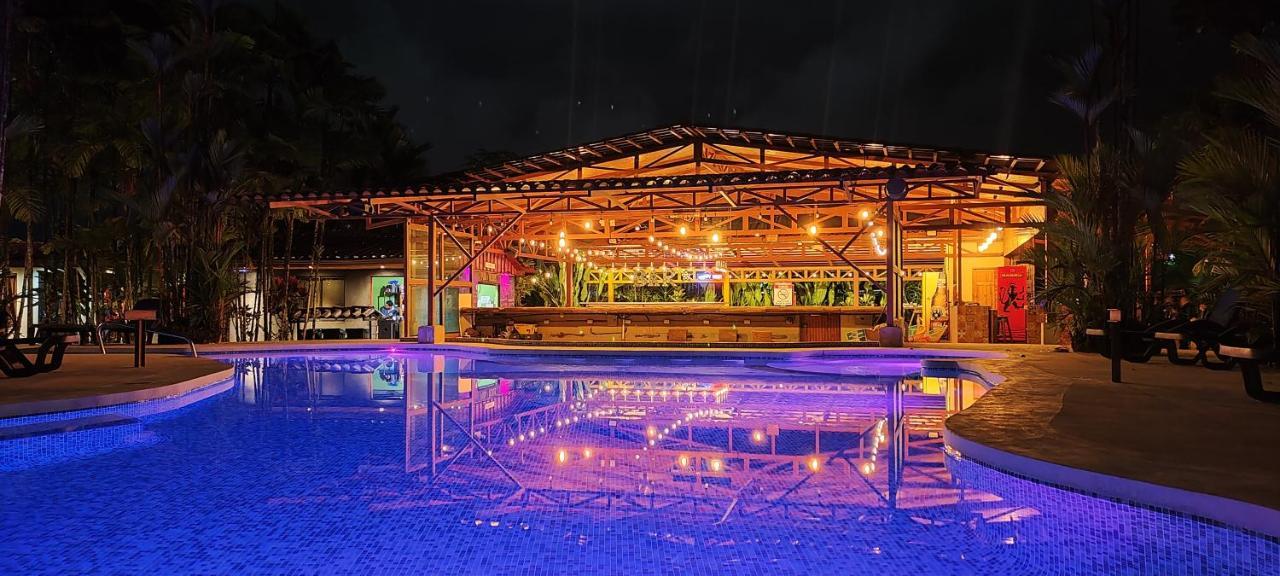 Arenal Backpackers Resort La Fortuna Esterno foto The pool at the resort