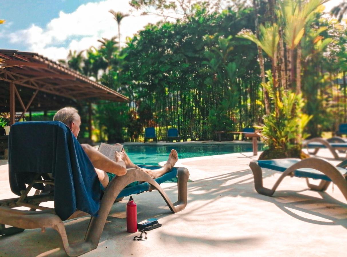Arenal Backpackers Resort La Fortuna Esterno foto A man relaxing at a resort