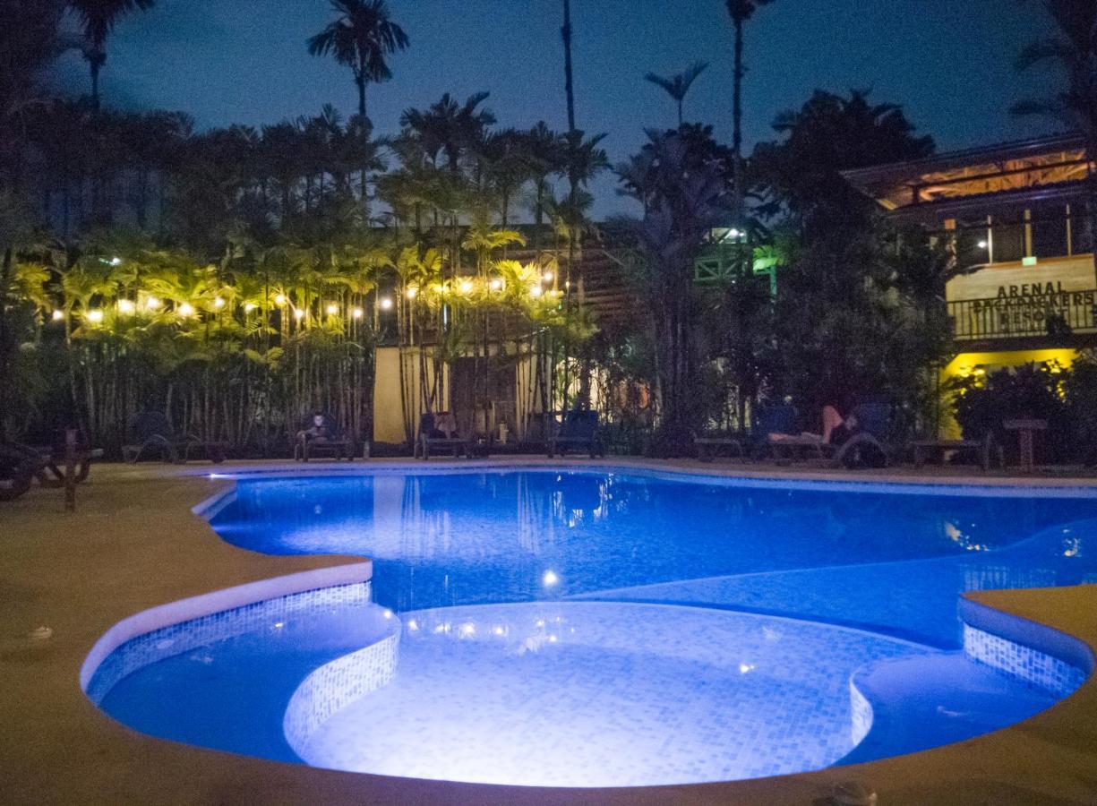 Arenal Backpackers Resort La Fortuna Esterno foto The swimming pool at the hotel