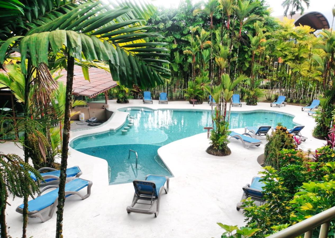 Arenal Backpackers Resort La Fortuna Esterno foto The swimming pool at the resort
