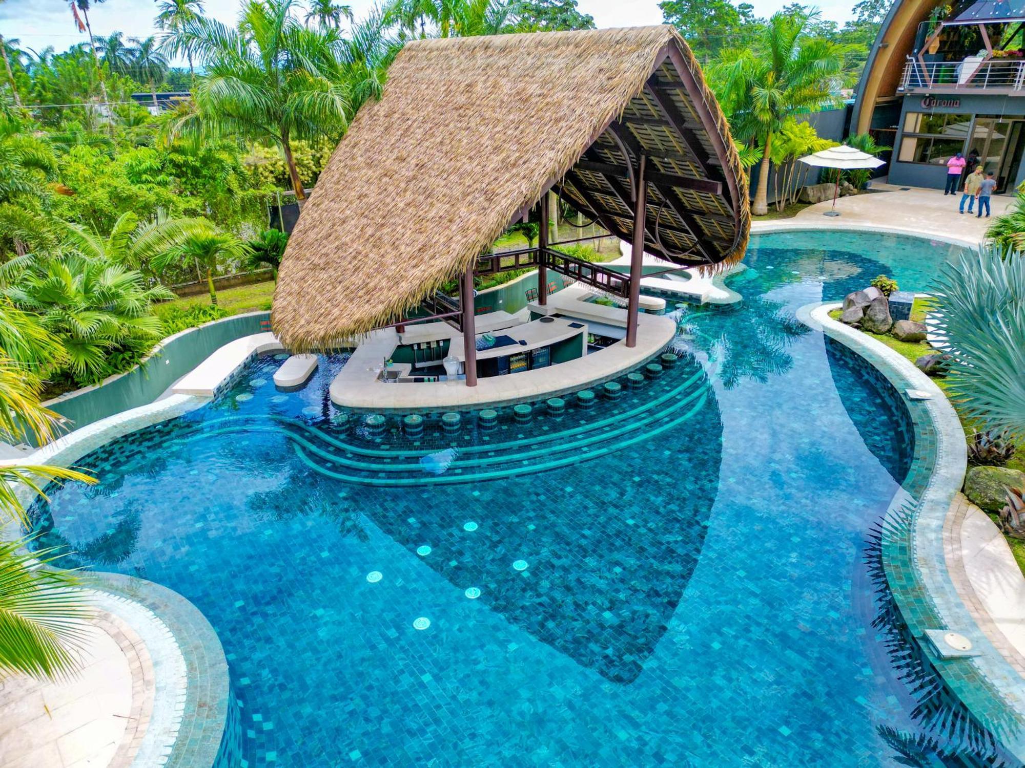 Arenal Backpackers Resort La Fortuna Esterno foto The swimming pool at the resort