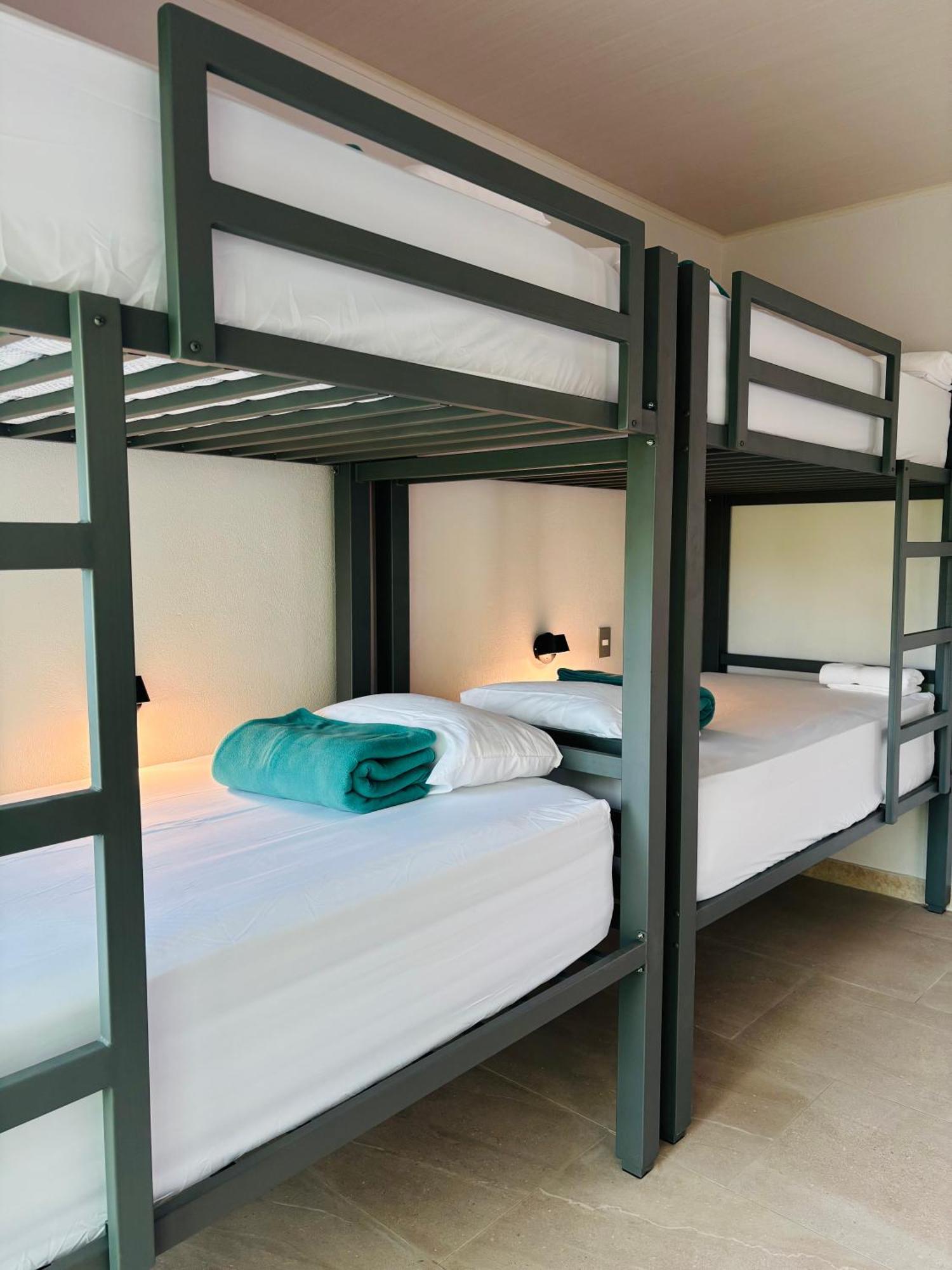 Arenal Backpackers Resort La Fortuna Esterno foto Bunk beds in a hostel
