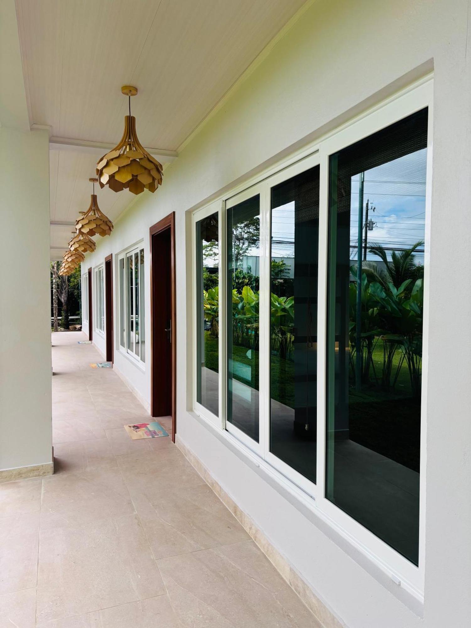 Arenal Backpackers Resort La Fortuna Esterno foto A window with reflective glass