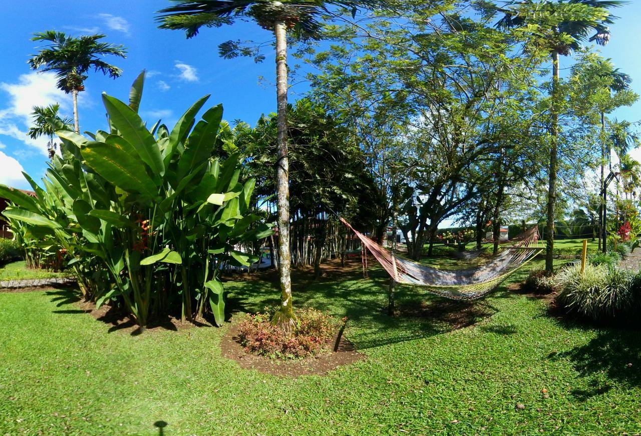 Arenal Backpackers Resort La Fortuna Esterno foto A hammock in the garden of the University of the South Pacific