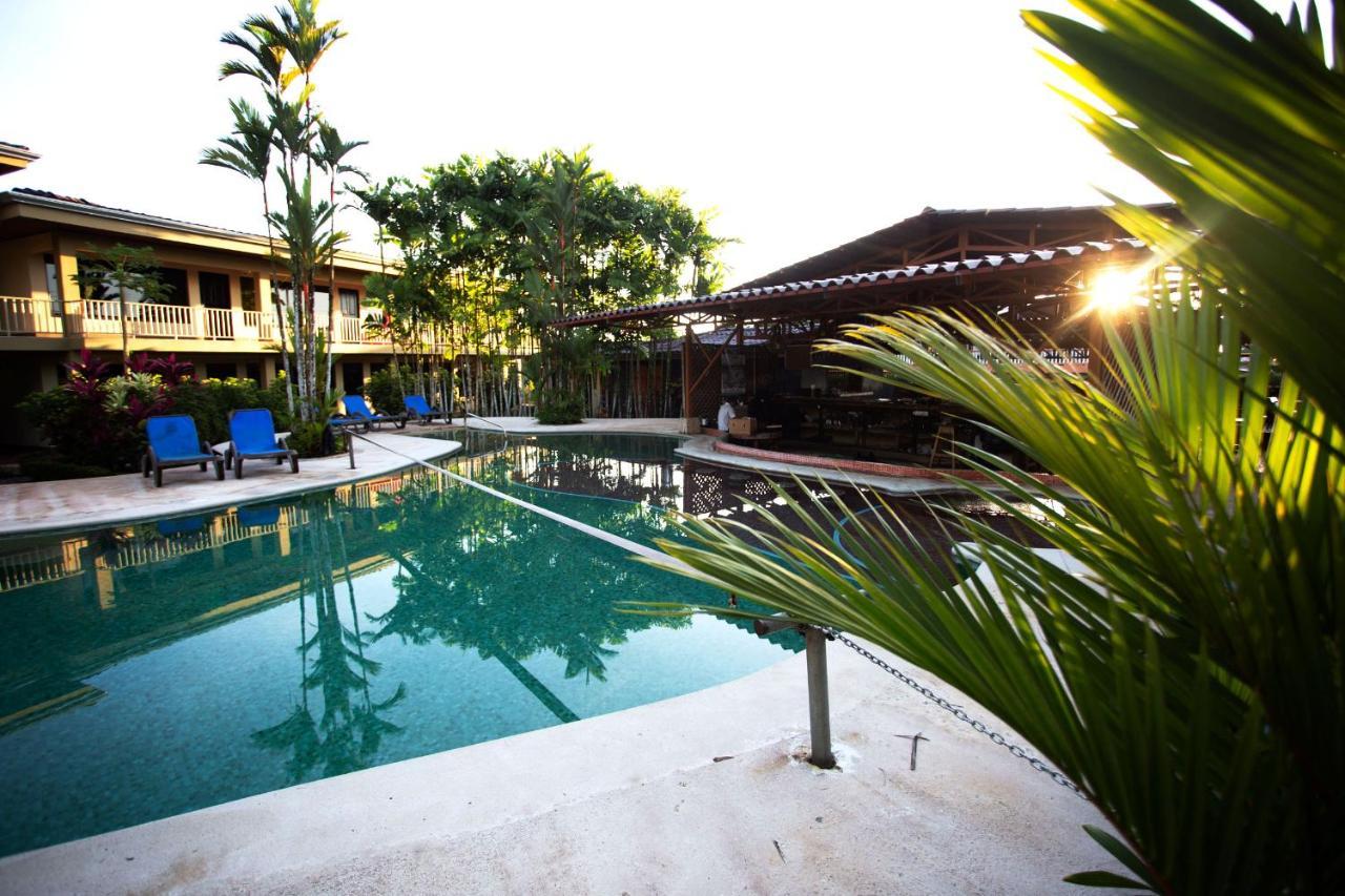 Arenal Backpackers Resort La Fortuna Esterno foto The swimming pool at the hotel