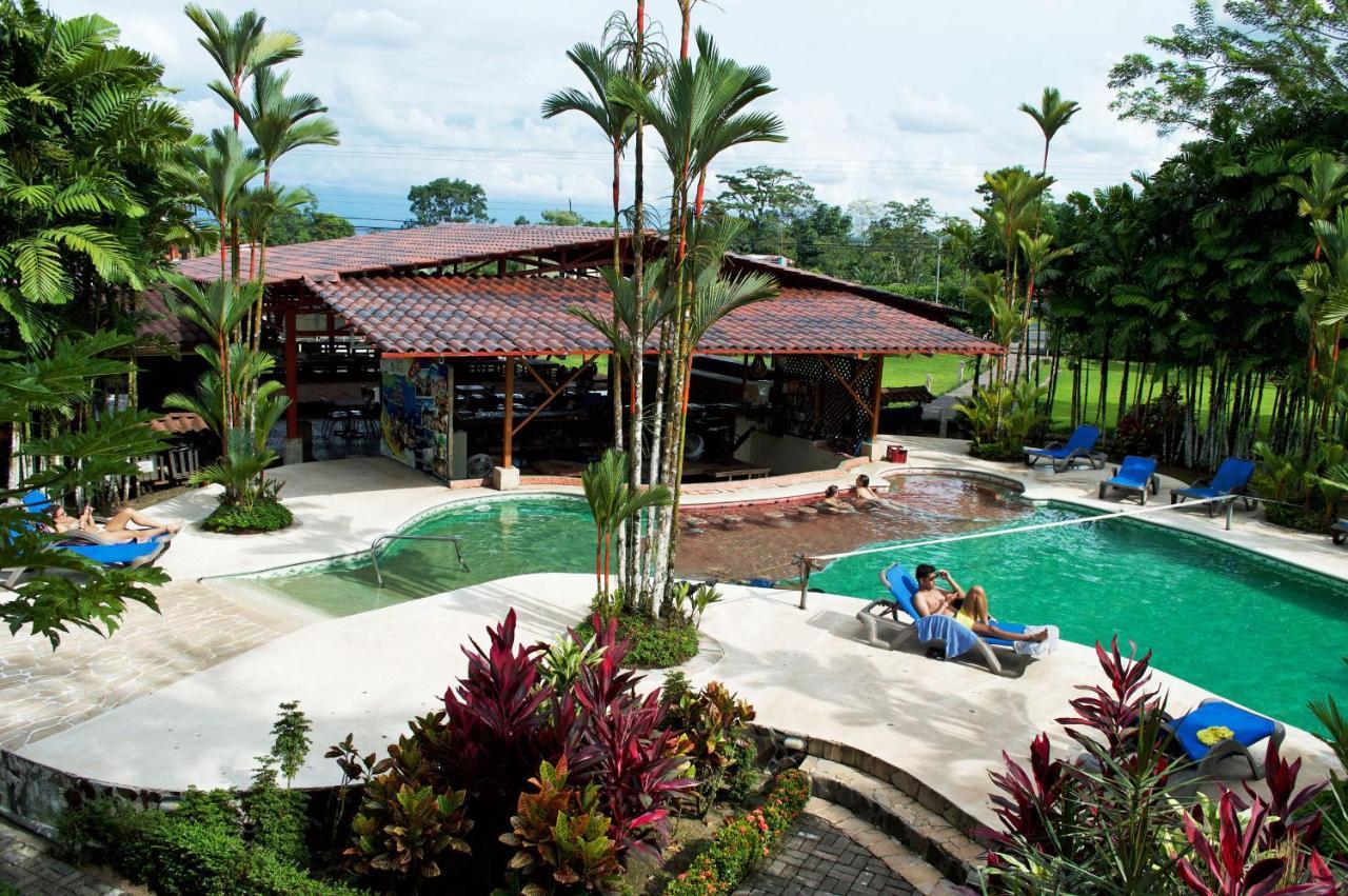 Arenal Backpackers Resort La Fortuna Esterno foto The swimming pool at the resort