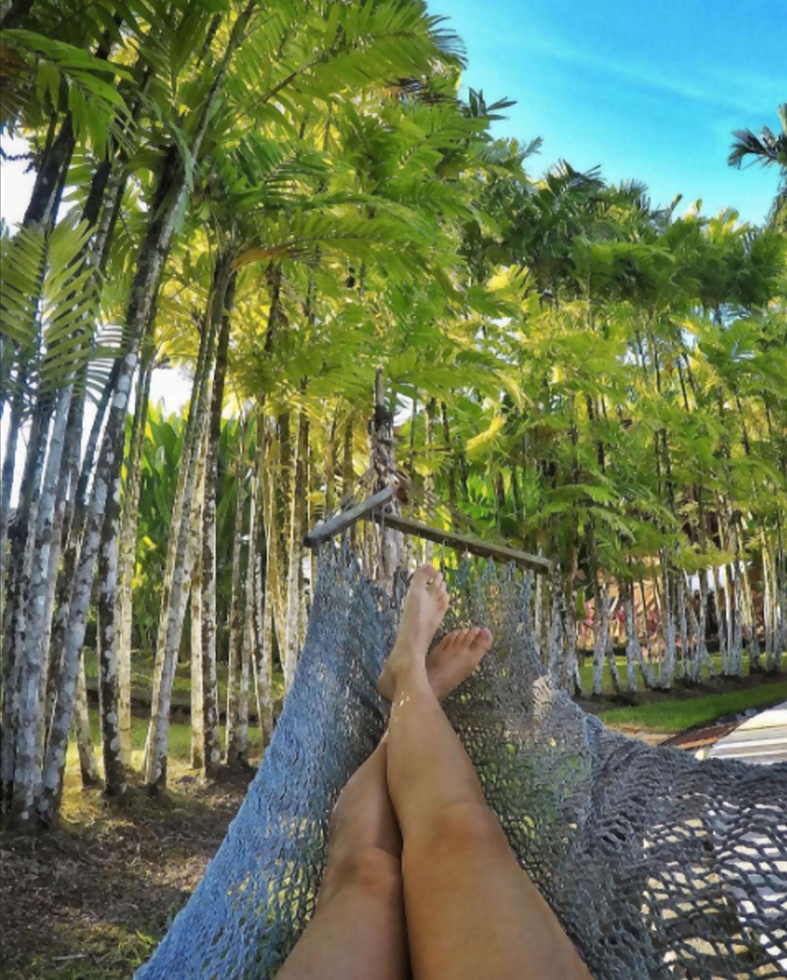 Arenal Backpackers Resort La Fortuna Esterno foto A woman's feet in a hammock