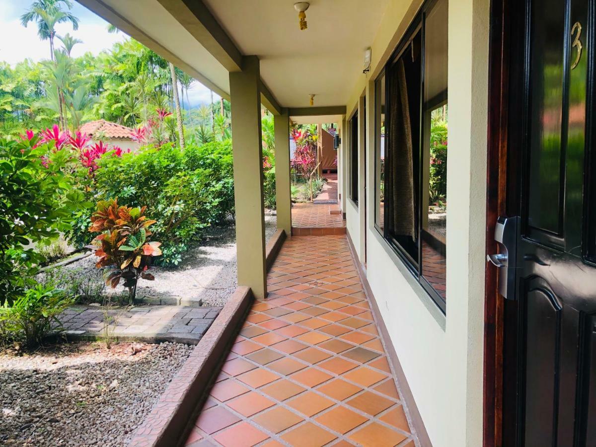 Arenal Backpackers Resort La Fortuna Esterno foto A corridor at the hotel